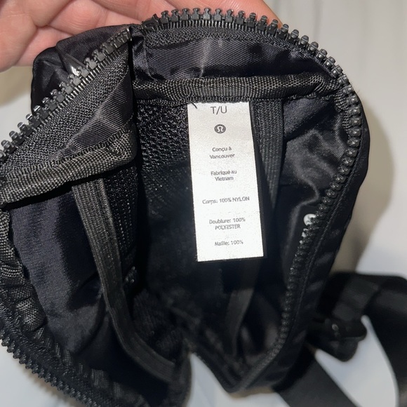 lululemon athletica everywhere belt bag 1L black EUC - Picture 8 of 8